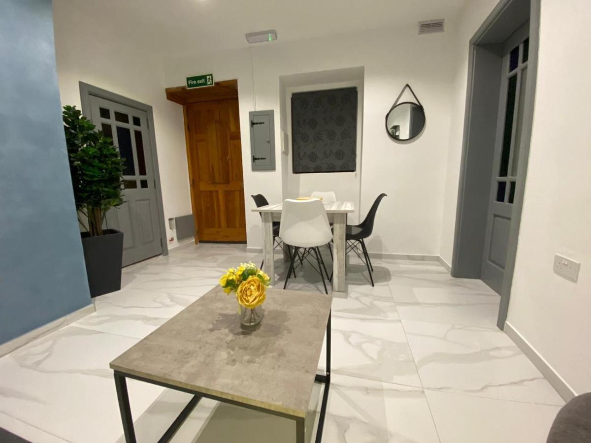 Вилла Cosy Private Townhouse In Heart Of Сенглея Экстерьер фото